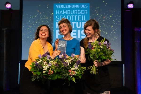 Gewinnerinnen auf der Verleihung des Hamburger Stadtteilkulturpreises 2024