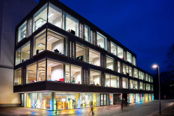 Bibliotheksgebäude von außen bei Nacht